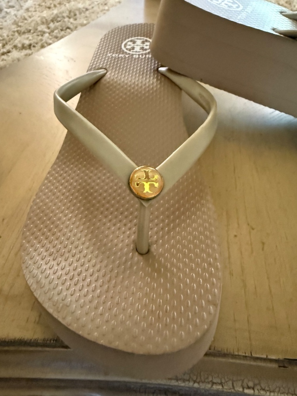 Tory Burch Wedge Flip Flops Tan Beige Gold Logo Platform Sandals Womens 7 - 7.5 - Picture 2 of 8